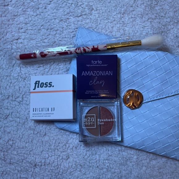 IPSY Bag with Four Sample Size Products - Picture 2 of 4